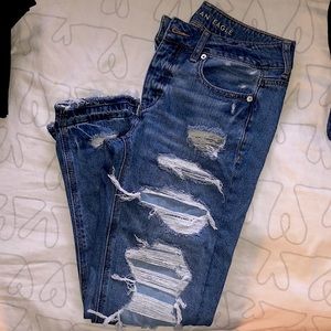 AE JEANS DISTRESSED HIGH-WASIT MOM JEAN: 4 buttons